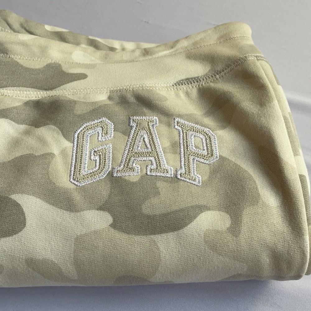 Camo Sweats from The Gap NWT Size Large .